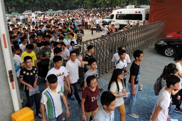 Gaokao candidates walk into an exam site of the national college entrance exam at Hefei World Foreign Language School in Hefei, capital of east China's Anhui Province, June 7, 2014. The exam, known as the gaokao, began on Saturday. A total of 9.39 million people have registered for the exam this year to vie for 6.98 million vacancies in universities and colleges. (Xinhua/Liu Junxi) 
