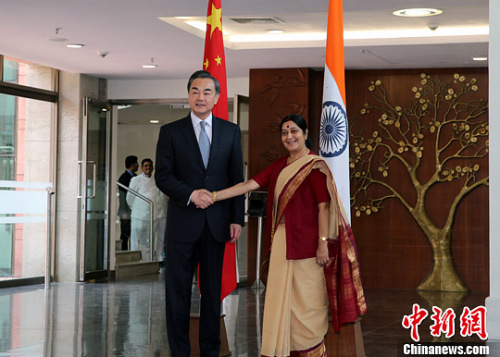 Visiting Foreign Minister Wang Yi shakes hands with his Indian counterpart Sushma Swaraj in New Delhi on Sunday, June 8, 2014. [Photo/China News Service]