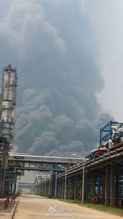 Thick smoke billows into the sky after a blast at Sinopec Yangzi Petrochemical Company in northern Nanjing city, capital of East China's Jiangsu province, around 1 pm Monday. Photo from Yangtze Evening News's official Sina Weibo account.