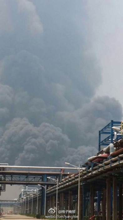 Thick smoke billows into the sky after a blast at Sinopec Yangzi Petrochemical Company in northern Nanjing city, capital of East China's Jiangsu province, around 1 pm Monday. Photo from Yangtze Evening News's official Sina Weibo account.