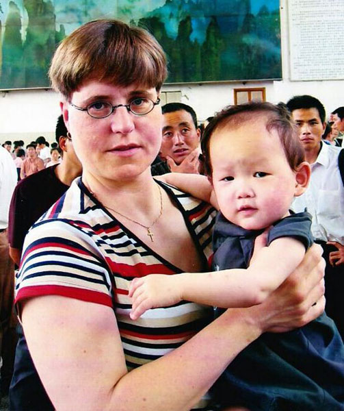 Erika Olzheim-Smit and her adopted daughter Callista at Huainan Railway Station in Anhui province before they left for the Netherlands in 2004. Provided to China Daily