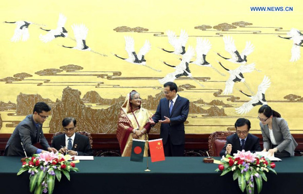 Chinese Premier Li Keqiang (3rd R) and visiting Prime Minister of Bangladesh Sheikh Hasina Wajed (3rd L) attend the signing ceremony of bilateral files after their talks in Beijing, capital of China, June 9, 2014. (Xinhua/Ding Lin) 