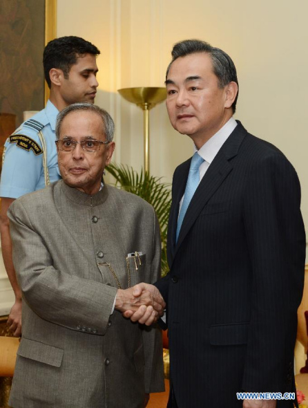 Photo provided by Indian Ministry of External Affairs on June 9, 2014 shows Indian President Pranab Mukherjee (L front) meeting with visiting special envoy of Chinese President Xi Jinping, Chinese Foreign Minister Wang Yi (R) in New Delhi, capital of India. (Xinhua)