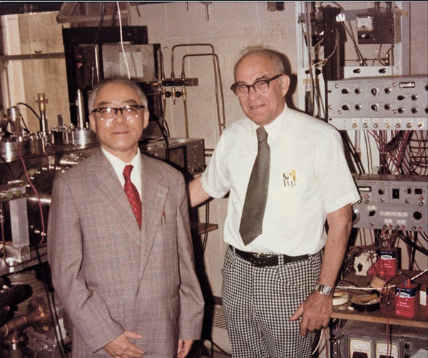 Hoff Lu (left) and Alfred Nier, a famous physicist and Lus tutor at the University of Minnesota, stand together in a laboratory in Seoul in this 1981 file photograph. — Ti Gong 