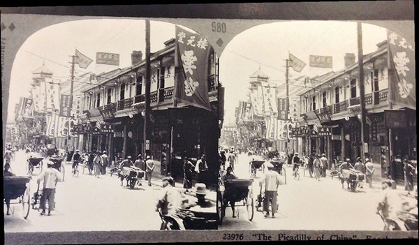 Two photos of Fuzhou Road taken in the 1930s by Italian diplomat Francesco Taliani are now on display at the Shanghai Municipal Archives. — Yang Jian 