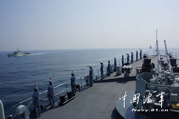 The picture shows that the officers and men of the training ship taskforce of the Chinese navy waved goodbye to the Indonesian Patrol Ship 813 after the CUES joint exercise. (Navy.81.cn/Duan Junfeng