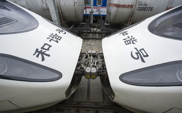 Bullet train carriages undergo linkage tests. [JIANG WENYAO / XINHUA] 