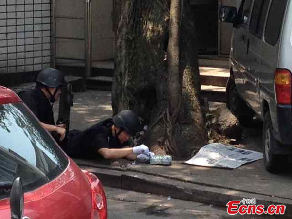 Police defuse the second bomb in Wenzhou, Zhejiang province on Thursday, June 12, 2014. Photo Provided to Ecns.cn
