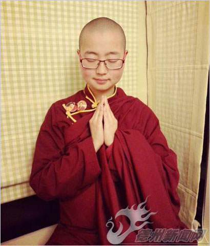 This undated photo shows Cai Zhen Wang Mu, a graduate from Qingdao University, chooses to be a nun and is currently attending a Buddhist temple in southwest China's Sichuan Province. [Photo: dezhoudaily.com.cn]