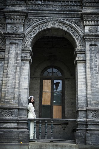 A young woman poses at the headquarters of the government led by Duan Qirui (1865-1936), who ruled China as premier from June 1916 to May 1917. The baroque-style building has been preserved, but the same cannot be said about many other local historic buildings razed amid modern urbanization. Photo: Li Hao/GT