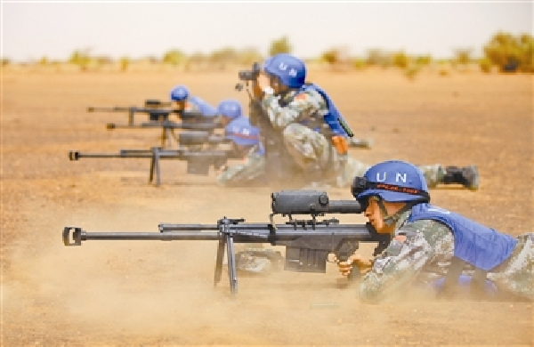 The snipers of the Chinese peacekeeping force to Mali are shooting at armored targets during a live-ammunition drill.The Chinese peacekeeping force to Mali conducted a two-day live-ammunition tactical drill for the first time at the hinterland of dessert 30 kilometers away from Gao, a city in the northeast of Mali, on June 11, 2014.