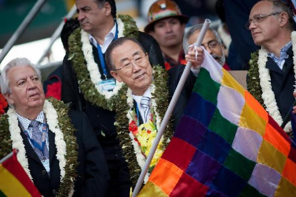 Ban Ki-moon (C), secretary general of the United Nations, takes part in a social event prior to the opening of G77+China Summit in the Ramon Tahuichi Stadium in Santa Cruz, Bolivia, on June 14, 2014. (Xinhua/Pedro Mera)