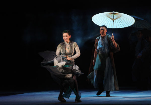 Green Snake, directed by Tian Qinxin, is a highlight of the Wuzhen Theater Festival this October. Photo provided to China Daily