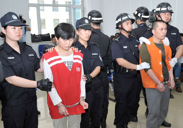 Bai Yunjiang (right) is sentenced to death by a court in Jiamusi, Heilongjiang province, on Monday for murdering a 16-year-old girl in July. Bai's wife, who lured the girl to their home and was pregnant at the time, was sentenced to life in prison. XIAO JINBIAO / FOR CHINA DAILY 