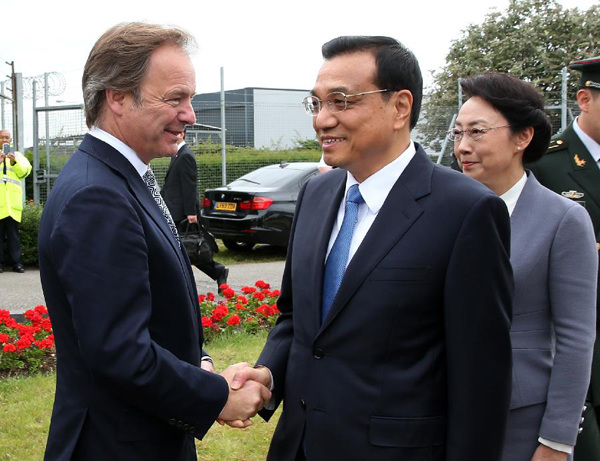 Chinese Premier Li Keqiang (C) and his wife Cheng Hong (R) arrive in London, Britain, June 16, 2014. Li arrived here Monday for an official visit to Britain. (Xinhua/Pang Xinglei)