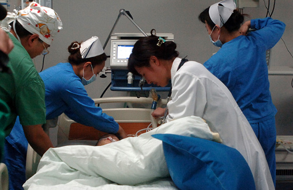 A 9-year-old patient is taken to the ICU after undergoing heart surgery in Shanghai Yuanda Hospital. Dong Jun / for China Daily