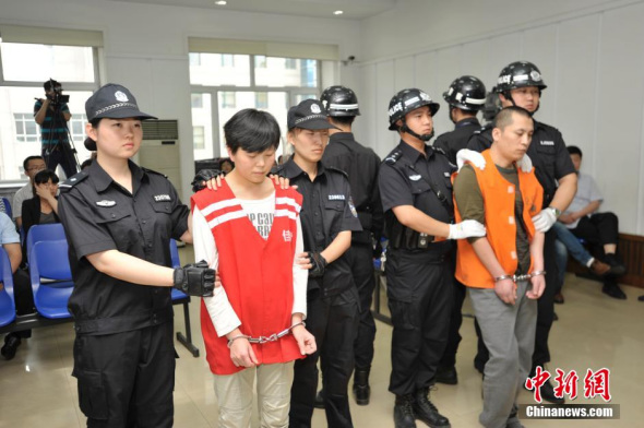 Bai Yunjiang (R, in orange vest) and his wife Tan Beibei (L2, in red) were sentenced to death and life imprisonment respectively by a court in northeast China's Heilongjiang province on Monday in a case involving attempted rape and murder. [Photo/ China News Service]