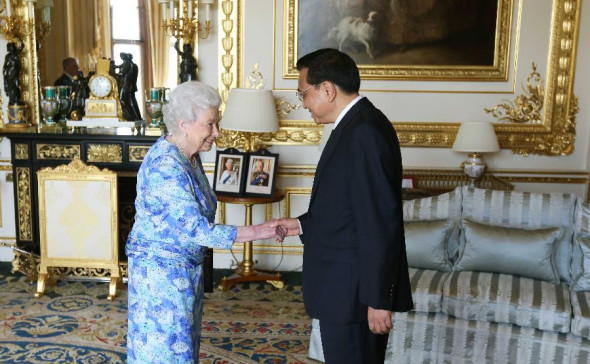 Chinese Premier Li Keqiang (R) shakes hands with Britain's Queen Elizabeth II during their meeting at Windsor Castle, Britain, June 17, 2014. (Xinhua)