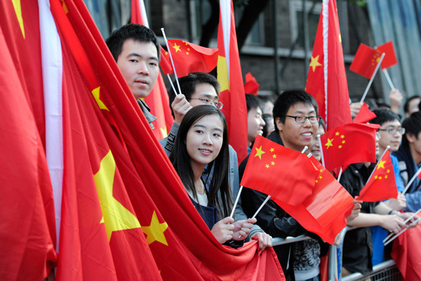Chinese students welcome Premier Li Keqiang on his visit to the UK. China News Service 
