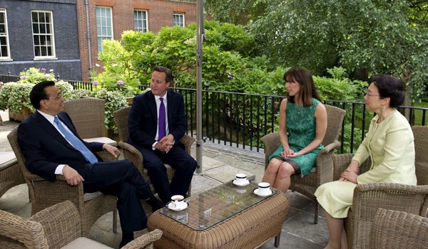 Premier Li Keqiang and his wife, Cheng Hong, enjoy a cup of tea with British Prime Minister David Cameron and his wife, Samantha, in the garden of Cameron's residence on Tuesday. Huang Jingwen / Xinhua 