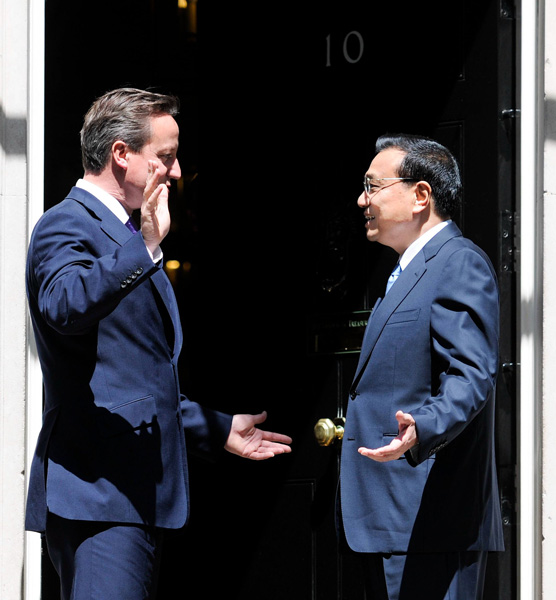 Premier Li Keqiang chats with British Prime Minister David Cameron before their meeting at 10 Downing Street on Tuesday. CHINA NEWA SERVICE