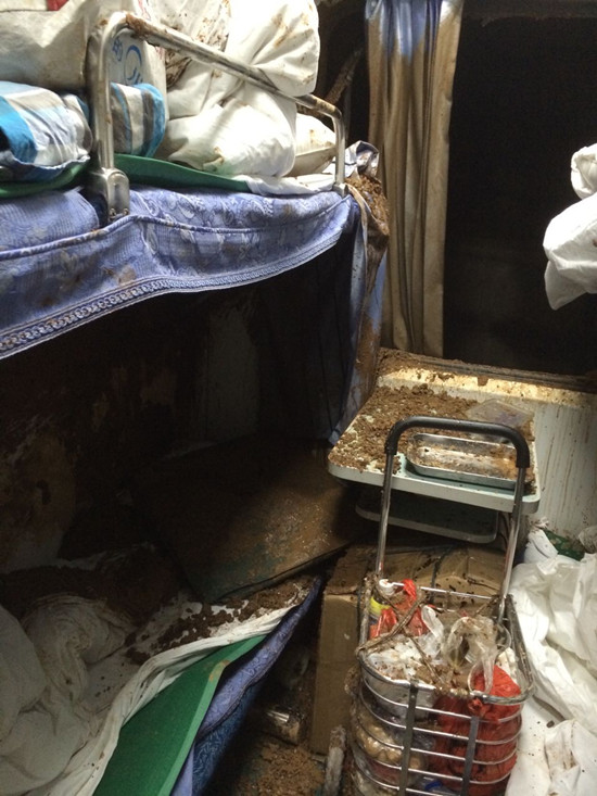 The T171 Nanchang-Guangzhou train compartment is covered with mud on Thursday. Photo for Ecns.cn