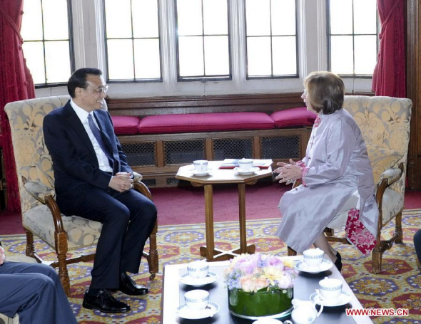 Chinese PremierLi Keqiang(L) meets with Lord Speaker of the British House of Lords Baroness D'Souza in London, capital of Britain, June 18, 2014. [Xinhua/Zhang Duo]