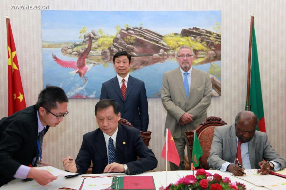 Chinese Vice-President Li Yuanchao (L, Back) and his Zambian counterpart Guy Scott (R, Back) attend a signing ceremony of the bilateral economic and trade cooperation agreements after their meeting in Lusaka, Zambia, June 18, 2014. [Xinhua/Peng Lijun]