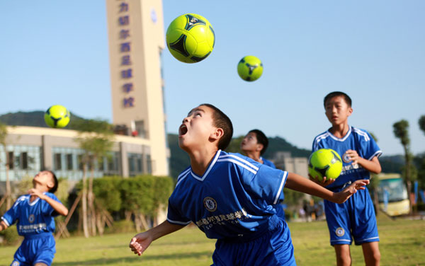Students undertake routine training at a soccer school in Meizhou, Guangdong province. The school was jointly established by Guangzhou R&F and the English Premier League giant Chelsea in 2013. Photos by Qiu Quanlin / China Daily