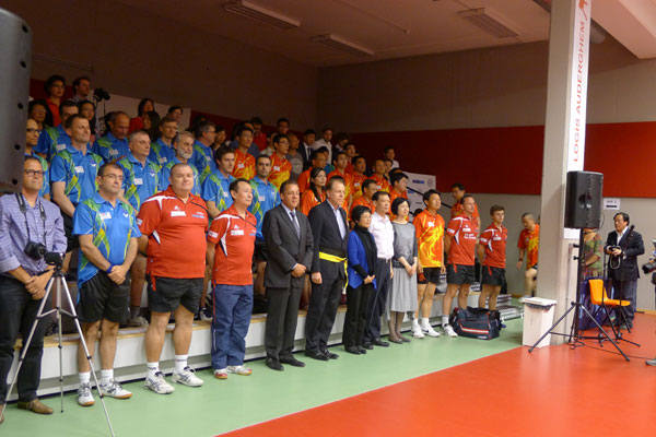Players from the mission and European Commission attended the tournament pose for a group photo in Brussels, June 19, 2014. [Photo/chinadaily.com.cn]