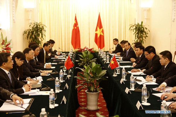 Chinese State Councilor Yang Jiechi (3rd L) holds a meeting with Vietnamese Vice Prime Minister and Foreign Minister Pham Binh Minh (2nd R) in Vietnam's capital Hanoi on June 18, 2014. (Xinhua/Zhang Jianhua)