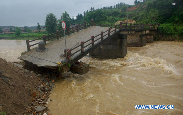 Photo taken on June 20, 2014 shows a bridge destroyed by rain-triggered floods at Liming Village in Fuzhou City, east China's Jiangxi province. More than 2,700 people were evacuated after downpours battered Fuzhou City on Thursday and early Friday. (Xinhua/Wan Limin)