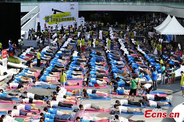 Over 2,000 plank amateurs set up a new Guinness World record with the greatest number of persons doing plank at the same time at Galaxy SOHO in Beijing on June 22, 2014.  [Photo: China News Service / Fu Tian]