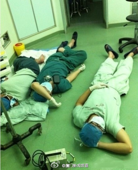 Doctors lie on the floor to rest after the long surgery. (Photo source: Sina Weibo)