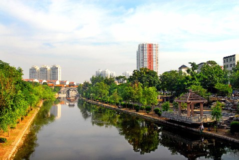 The Grand Canal runs through Jining in east China's Shandong province.