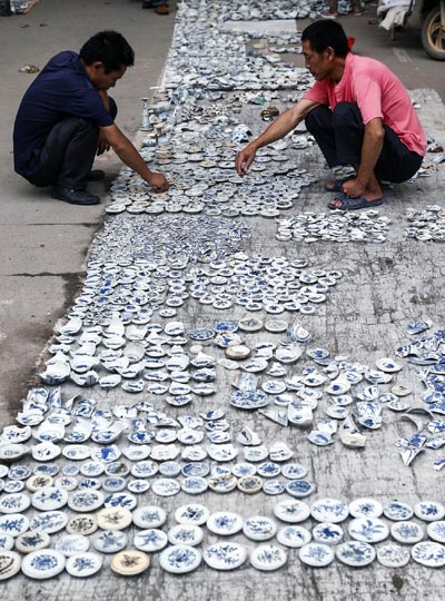 At the antiques market in Jingdezhen, Jiangxi province. The market opens every Monday morning around 4 am, and is one of the largest of its kind in the city. Zhang Hao / China Daily