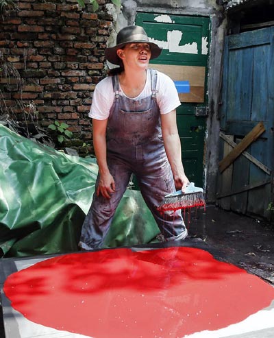 China De La Vega, an Australian potter and painter, enjoys life and work in Jingdezhen. Zhang Hao / China Daily