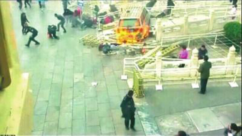 Video screenshot shows a burning vehicle at the Tian'anmen Square on Oct 28, 2013. [Photo/ Chinanews.com] 