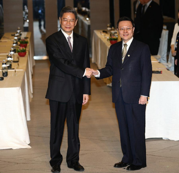 Zhang Zhijun (L), director of the Taiwan Affairs Office of China's State Council, meets with Taiwan's mainland affairs chief Wang Yu-chi in Taipei, southeast China's Taiwan, June 25, 2014. It was their second meeting this year. Wang visited the mainland in February. (Xinhua/Wang Shen)