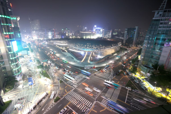 China replaced Japan as the largest source of tourists to South Korea in 2013.