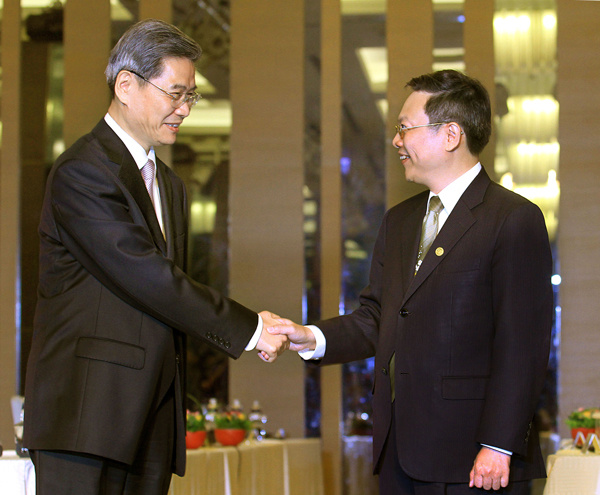 Zhang Zhijun (left), the mainland's Taiwan affairs chief, and Wang Yu-chi, Taiwan's top official on mainland affairs, meet in Taoyuan, Taiwan, on Wednesday. It is the first time that a minister from the State Council's Taiwan Affairs Office has visited the island. Yao Zhiping / For China Daily