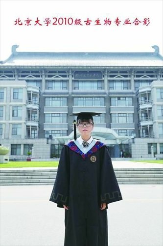 Xue Yifan has her graduation photo taken in Peking University. Photo: sina.com.cn
