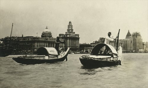 Sampans carry passengers and goods across the Huangpu River. Photo: Courtesy of the Shanghai Municipal Archives