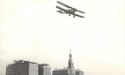 The first British airplane seen flying over today's People's Square in 1927 Photo: Courtesy of the Shanghai Municipal Archives