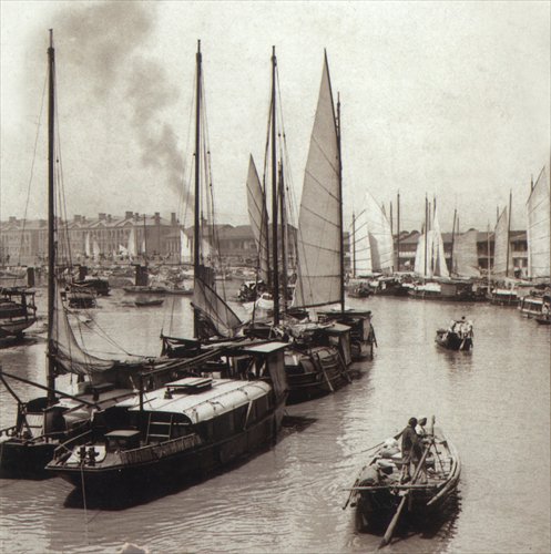 Sails and working vessels clog the Huangpu River. Photo: Courtesy of the Shanghai Municipal Archives