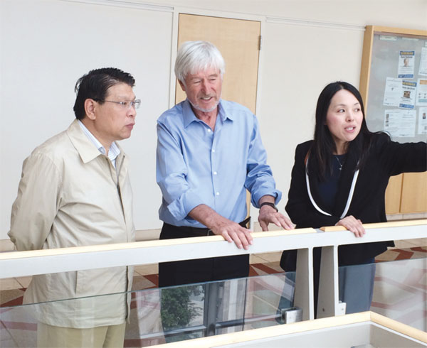 In this file photo taken in May, Hope Zhu (right), founder of More Health, tours with her Beijing guest Xing Gao (left) at the lab of Regis Kelly, chairman of bioscience incubator QB3 and a neuroscientist at University of California San Francisco. Provided to China Daily 