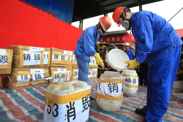 Workmen in Fengxian District prepare yesterday to destroy 1.3-tons of drugs seized by police.  Wang Rongjiang