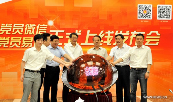 Honored guests attend a press conference for the official launch of the public accounts of Communist Party of China on WeChat and Yixin in Beijing, capital of China, June 27, 2014. (Xinhua/Li He)