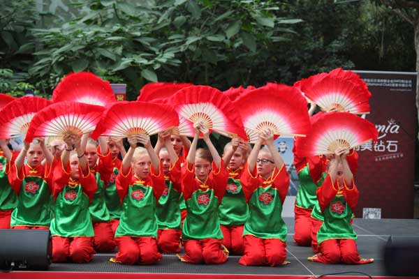 European students perform Chinese folk dance. More than 600 European guests and diplomats attended China Day, a public diplomatic event organized by China Mission to EU on Saturday in Belgium's Pairi Daiza, which has hosted two Chinese pandas since February this year. [Fu Jing/China Daily]