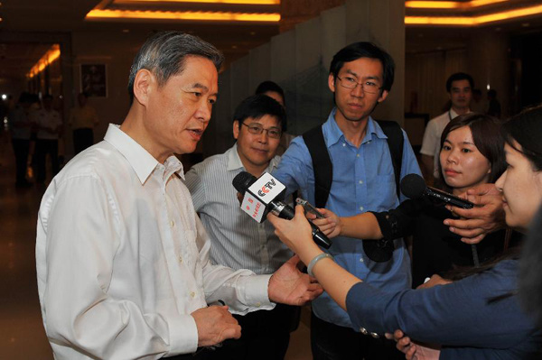 Zhang Zhijun (1st L), director of the Taiwan Affairs Office of China's State Council, talks when being interviewed after arriving at the Capital International Airport of Beijing, capital of China, June 28, 2014. Zhang finished a four-day visit in southeast China's Taiwan on Saturday. (Xinhua/Chen Yehua) 